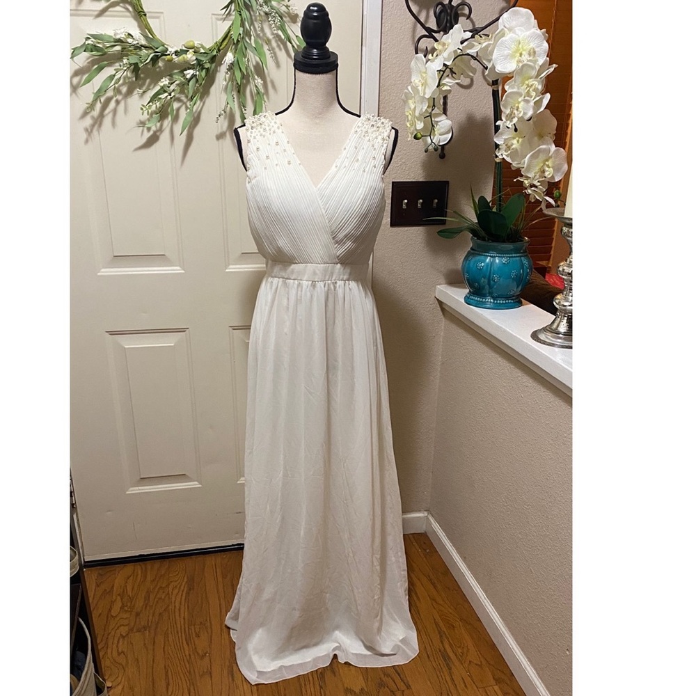 NWT Chi Chi London Simple Beaded Top Wedding Gown